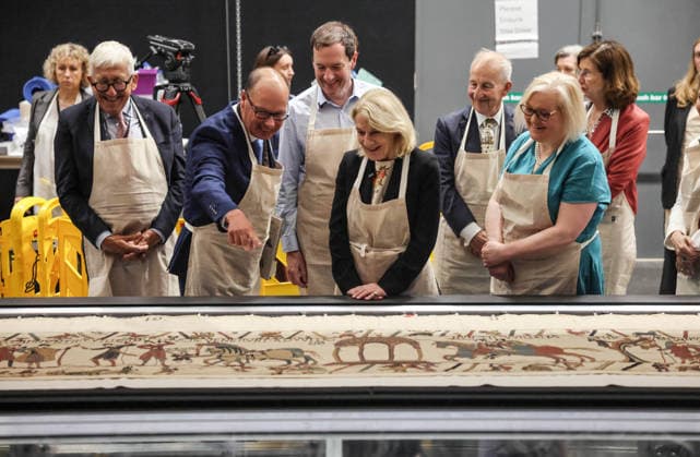 The Bayeux tapestry 17.07.2026. Michael Lewis (L) the curator of the tapestry exhibition explains part of the uncovered tapestry to The French culture minister Catherine Degard and The British Museum chairman George Osborne. They were looking at the tapestry after it was uncovered and laid flat behind the 70 meter long glass box that has been made for it to be secured in for public viewing later this year.  Copyright: xRichardxPohlex NINTCHDBPICT001095917267