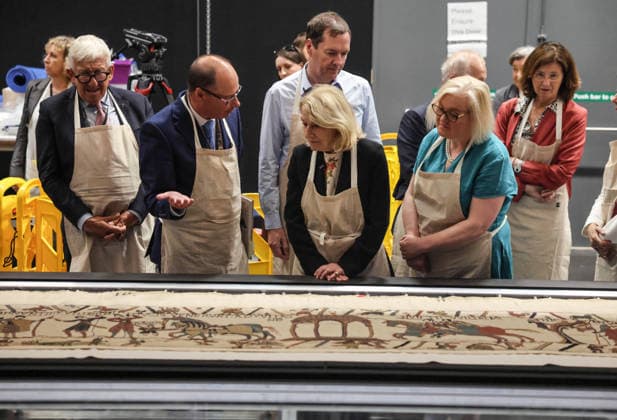 The Bayeux tapestry 17.07.2026. Michael Lewis (L) the curator of the tapestry exhibition explains part of the uncovered tapestry to The French culture minister Catherine Degard and The British Museum chairman George Osborne. They were looking at the tapestry after it was uncovered and laid flat behind the 70 meter long glass box that has been made for it to be secured in for public viewing later this year.  Copyright: xRichardxPohlex NINTCHDBPICT001095917288