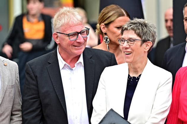 NIBELUNGEN FESTSPIELE. Helmut Karrenbauer und Annegret Kramp-Karrenbauer anläßlich der Premiere des Stückes Die Hunnenkönigin im Rahmen der Nibelungen Festspiele am 17.07.2026 vor dem Kaiserdom Worms. 20260717MWI113463 *** NIBELUNGEN FESTIVAL Helmut Karrenbauer and Annegret Kramp-Karrenbauer on the occasion of the premiere of the play *The Queen of the Huns* as part of the Nibelungen Festival on July 17, 2026, in front of the Imperial Cathedral in Worms 20260717MWI113463