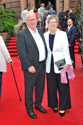NIBELUNGEN FESTSPIELE. Helmut Karrenbauer und Annegret Kramp-Karrenbauer anläßlich der Premiere des Stückes Die Hunnenkönigin im Rahmen der Nibelungen Festspiele am 17.07.2026 vor dem Kaiserdom Worms. 20260717MWI113712 *** NIBELUNGEN FESTIVAL Helmut Karrenbauer and Annegret Kramp-Karrenbauer on the occasion of the premiere of the play *The Queen of the Huns* as part of the Nibelungen Festival on July 17, 2026, in front of the Imperial Cathedral in Worms 20260717MWI113712
