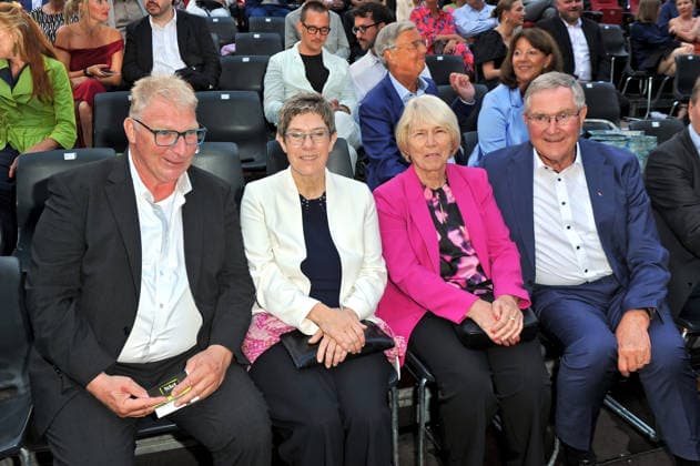 NIBELUNGEN FESTSPIELE. Helmut Karrenbauer , Annegret Kramp-Karrenbauer , Franz Josef und Beate Jung anläßlich der Premiere des Stückes Die Hunnenkönigin im Rahmen der Nibelungen Festspiele am 17.07.2026 vor dem Kaiserdom Worms. 20260717MWI114043 *** NIBELUNGEN FESTIVAL Helmut Karrenbauer, Annegret Kramp-Karrenbauer, Franz Josef, and Beate Jung on the occasion of the premiere of the play *The Queen of the Huns* as part of the Nibelungen Festival on July 17, 2026, in front of the Imperial Cathedral in Worms 20260717MWI114043