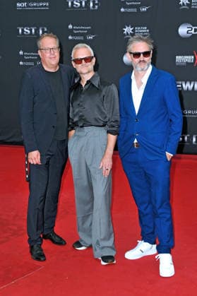 NIBELUNGEN FESTSPIELE. Thomas Laue , James Seager und Oliver Lansley anläßlich der Premiere des Stückes Die Hunnenkönigin im Rahmen der Nibelungen Festspiele am 17.07.2026 vor dem Kaiserdom Worms. 20260717MWI113538 *** NIBELUNGEN FESTIVAL Thomas Laue, James Seager and Oliver Lansley on the occasion of the premiere of the play *The Hun Queen* as part of the Nibelungen Festival on July 17, 2026, in front of the Imperial Cathedral in Worms 20260717MWI113538
