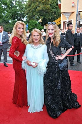 NIBELUNGEN FESTSPIELE. Mirja du Mont , Marijke Amado und Galia Brener-Rexroth anläßlich der Premiere des Stückes Die Hunnenkönigin im Rahmen der Nibelungen Festspiele am 17.07.2026 vor dem Kaiserdom Worms. 20260717MWI113726 *** NIBELUNGEN FESTIVAL Mirja du Mont, Marijke Amado, and Galia Brener Rexroth at the premiere of the play *The Queen of the Huns* as part of the Nibelungen Festival on July 17, 2026, in front of the Imperial Cathedral in Worms 20260717MWI113726
