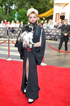 NIBELUNGEN FESTSPIELE. Harald Glööckler mit seinem Hund Icarus anläßlich der Premiere des Stückes Die Hunnenkönigin im Rahmen der Nibelungen Festspiele am 17.07.2026 vor dem Kaiserdom Worms. 20260717MWI113778 *** NIBELUNGEN FESTIVAL Harald Glööckler with his dog Icarus on the occasion of the premiere of the play *The Queen of the Huns* as part of the Nibelungen Festival on July 17, 2026, in front of the Imperial Cathedral in Worms 20260717MWI113778