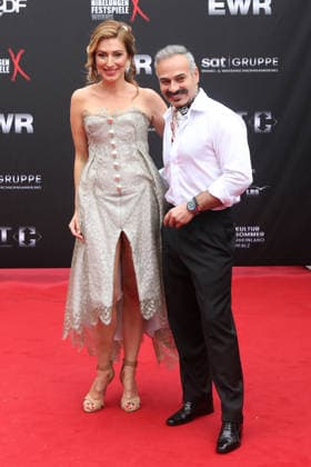 NIBELUNGEN FESTSPIELE 2026 Worms, 17.7..2026 Mara Bergmann und Designer Jorge Del Busto bei der Eröffnung und Roten Teppich der NIBELUNGEN FESTSPIELE 2026 in Worms Rheinland-Pfals Deutschland *** NIBELUNGEN FESTIVAL 2026, Worms, July 17, 2026: Mara Bergmann and designer Jorge Del Busto at the opening ceremony and red carpet event of the NIBELUNGEN FESTIVAL 2026 in Worms, Rhineland-Palatinate, Germany Copyright: xMatthiasxGränzdörferx