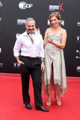 NIBELUNGEN FESTSPIELE 2026 Worms, 17.7..2026 Mara Bergmann und Designer Jorge Del Busto bei der Eröffnung und Roten Teppich der NIBELUNGEN FESTSPIELE 2026 in Worms Rheinland-Pfals Deutschland *** NIBELUNGEN FESTIVAL 2026, Worms, July 17, 2026: Mara Bergmann and designer Jorge Del Busto at the opening ceremony and red carpet event of the NIBELUNGEN FESTIVAL 2026 in Worms, Rhineland-Palatinate, Germany Copyright: xMatthiasxGränzdörferx