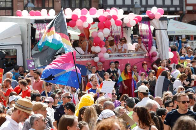 CSD Frankfurt 18.07.2026 Kundgebung Demonstration CSD Frankfurt vom Römer aus durch die Frankfurter Innenstadt unter dem Motto Demokratie braucht keine Alternative Frankfurt Main Hessen Deutschland *** CSD Frankfurt, July 18, 2026: Rally and march starting at the Römer and proceeding through downtown Frankfurt under the slogan Democracy Needs No Alternative —Frankfurt am Main, Hesse, Germany