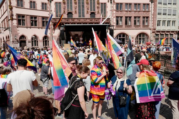 CSD Frankfurt 18.07.2026 Kundgebung Demonstration CSD Frankfurt vom Römer aus durch die Frankfurter Innenstadt unter dem Motto Demokratie braucht keine Alternative Frankfurt Main Hessen Deutschland *** CSD Frankfurt, July 18, 2026: Rally and march starting at the Römer and proceeding through downtown Frankfurt under the slogan Democracy Needs No Alternative —Frankfurt am Main, Hesse, Germany