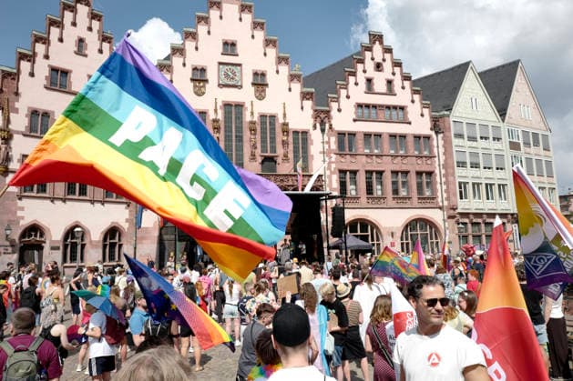 CSD Frankfurt 18.07.2026 Kundgebung Demonstration CSD Frankfurt vom Römer aus durch die Frankfurter Innenstadt unter dem Motto Demokratie braucht keine Alternative Frankfurt Main Hessen Deutschland *** CSD Frankfurt, July 18, 2026: Rally and march starting at the Römer and proceeding through downtown Frankfurt under the slogan Democracy Needs No Alternative —Frankfurt am Main, Hesse, Germany