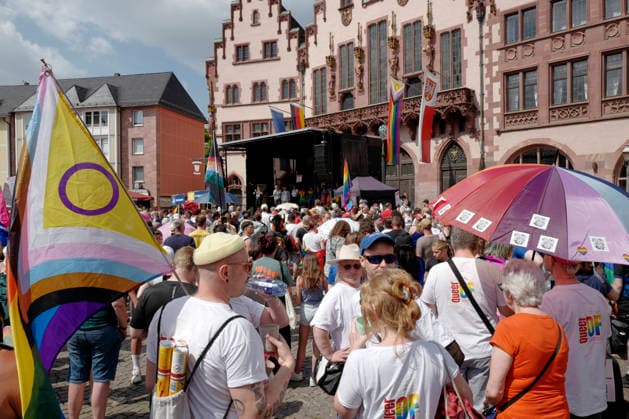 CSD Frankfurt 18.07.2026 Kundgebung Demonstration CSD Frankfurt vom Römer aus durch die Frankfurter Innenstadt unter dem Motto Demokratie braucht keine Alternative Frankfurt Main Hessen Deutschland *** CSD Frankfurt, July 18, 2026: Rally and march starting at the Römer and proceeding through downtown Frankfurt under the slogan Democracy Needs No Alternative —Frankfurt am Main, Hesse, Germany