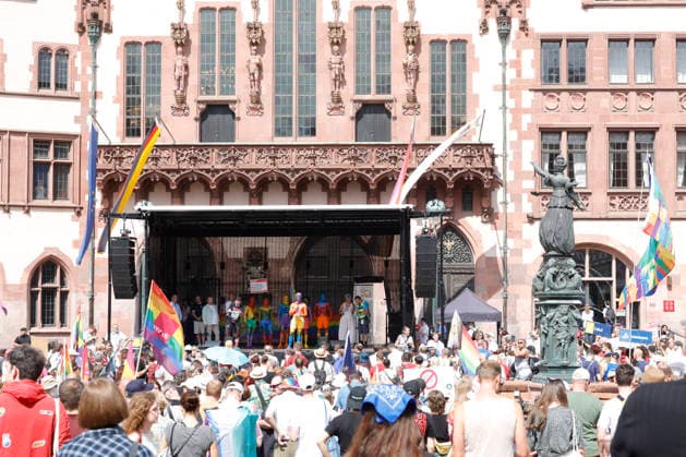 CSD Frankfurt 18.07.2026 Kundgebung Demonstration CSD Frankfurt vom Römer aus durch die Frankfurter Innenstadt unter dem Motto Demokratie braucht keine Alternative Frankfurt Main Hessen Deutschland *** CSD Frankfurt, July 18, 2026: Rally and march starting at the Römer and proceeding through downtown Frankfurt under the slogan Democracy Needs No Alternative —Frankfurt am Main, Hesse, Germany