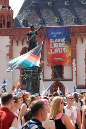 CSD Frankfurt 18.07.2026 Kundgebung Demonstration CSD Frankfurt vom Römer aus durch die Frankfurter Innenstadt unter dem Motto Demokratie braucht keine Alternative Frankfurt Main Hessen Deutschland *** CSD Frankfurt, July 18, 2026: Rally and march starting at the Römer and proceeding through downtown Frankfurt under the slogan Democracy Needs No Alternative —Frankfurt am Main, Hesse, Germany