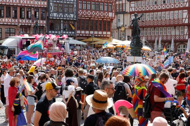 CSD Frankfurt 18.07.2026 Kundgebung Demonstration CSD Frankfurt vom Römer aus durch die Frankfurter Innenstadt unter dem Motto Demokratie braucht keine Alternative Frankfurt Main Hessen Deutschland *** CSD Frankfurt, July 18, 2026: Rally and march starting at the Römer and proceeding through downtown Frankfurt under the slogan Democracy Needs No Alternative —Frankfurt am Main, Hesse, Germany