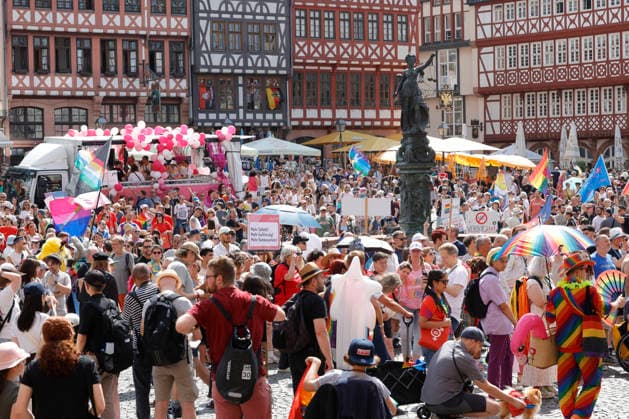 CSD Frankfurt 18.07.2026 Kundgebung Demonstration CSD Frankfurt vom Römer aus durch die Frankfurter Innenstadt unter dem Motto Demokratie braucht keine Alternative Frankfurt Main Hessen Deutschland *** CSD Frankfurt, July 18, 2026: Rally and march starting at the Römer and proceeding through downtown Frankfurt under the slogan Democracy Needs No Alternative —Frankfurt am Main, Hesse, Germany