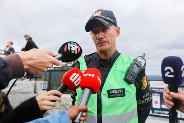 Brann i Drammen Drammen 20260718. Politiets innsatsleder Bard Olsen orienterer om storbrannen i Drammen lordag formiddag. Brannen startet fredag ettermiddag i et rekkehus ved Krokstadelva i Drammen. Foto: Trond R. Teigen NTB Drammen Norge oIp1-lo09sc EDITORIAL USE ONLY Ref:_BNCoIp1-lo09sc.jpg *** Fire in Drammen Drammen 20260718 Police Incident Commander Bard Olsen provides an update on the major fire in Drammen on Saturday morning. The fire started on Friday afternoon in a townhouse near Krokstadelva in Drammen. Photo: Trond R. Teigen, NTB, Drammen, Norway oIp1 lo09sc EDITORIAL USE ONLY Ref BNCoIp1 lo09sc jpg  Copyright: xTrondxR.xTeigenx xNTBx