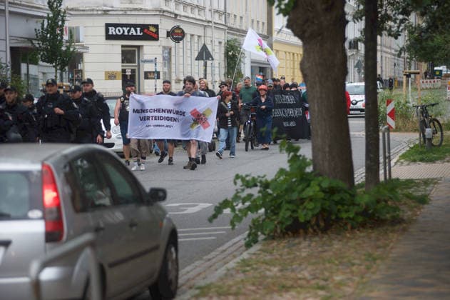 Flensburg, Schleswig-Holstein Demo ProjektM1llion öEinigkeit für Deutschland™. Gegendemonstranten aus dem linken politischen Spektrum marschieren auf der Frieschen Straße, vor ihnen Polizei. Aufnahme vom 18.07.2026, Flensburg. *** Flensburg, Schleswig-Holstein: ProjectM1llion – Unity for Germany™ demonstration. Counter-demonstrators from the left wing of the political spectrum march down Frieschen Straße, with police in front of them. Photo taken on July 18, 2026, in Flensburg.