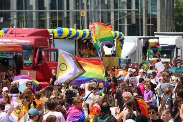 CSD Leipzig 2026: Tausende Menschen zogen bunt und friedlich durch die Innenstadt Am heutigen Tag fand in Leipzig der Christopher Street Day (CSD) 2026 statt. Auftakt der Veranstaltung war auf dem Augustusplatz, wo sich zahlreiche Teilnehmer versammelten. Im Anschluss setzte sich der Demonstrationszug durch das Leipziger Stadtgebiet in Bewegung. Die Veranstaltung verlief nach ersten Erkenntnissen geordnet und wurde von zahlreichen Schaulustigen begleitet. Bereits zu Beginn der Demonstration herrschte auf dem Augustusplatz reger Betrieb, ehe sich der Demonstrationszug formierte und die festgelegte Strecke durch die Innenstadt nahm. Während des Aufzuges kam es im Bereich der Demonstrationsroute zu temporären Verkehrsbehinderungen und Sperru Copyright: xBjoernxStachx 20260718_csd-leipzig-2026_10