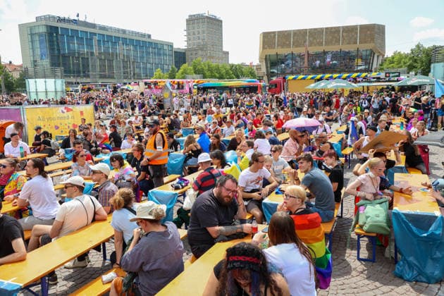 CSD Leipzig 2026: Tausende Menschen zogen bunt und friedlich durch die Innenstadt Am heutigen Tag fand in Leipzig der Christopher Street Day (CSD) 2026 statt. Auftakt der Veranstaltung war auf dem Augustusplatz, wo sich zahlreiche Teilnehmer versammelten. Im Anschluss setzte sich der Demonstrationszug durch das Leipziger Stadtgebiet in Bewegung. Die Veranstaltung verlief nach ersten Erkenntnissen geordnet und wurde von zahlreichen Schaulustigen begleitet. Bereits zu Beginn der Demonstration herrschte auf dem Augustusplatz reger Betrieb, ehe sich der Demonstrationszug formierte und die festgelegte Strecke durch die Innenstadt nahm. Während des Aufzuges kam es im Bereich der Demonstrationsroute zu temporären Verkehrsbehinderungen und Sperru Copyright: xBjoernxStachx 20260718_csd-leipzig-2026_2