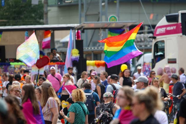 CSD Leipzig 2026: Tausende Menschen zogen bunt und friedlich durch die Innenstadt Am heutigen Tag fand in Leipzig der Christopher Street Day (CSD) 2026 statt. Auftakt der Veranstaltung war auf dem Augustusplatz, wo sich zahlreiche Teilnehmer versammelten. Im Anschluss setzte sich der Demonstrationszug durch das Leipziger Stadtgebiet in Bewegung. Die Veranstaltung verlief nach ersten Erkenntnissen geordnet und wurde von zahlreichen Schaulustigen begleitet. Bereits zu Beginn der Demonstration herrschte auf dem Augustusplatz reger Betrieb, ehe sich der Demonstrationszug formierte und die festgelegte Strecke durch die Innenstadt nahm. Während des Aufzuges kam es im Bereich der Demonstrationsroute zu temporären Verkehrsbehinderungen und Sperru Copyright: xBjoernxStachx 20260718_csd-leipzig-2026_3