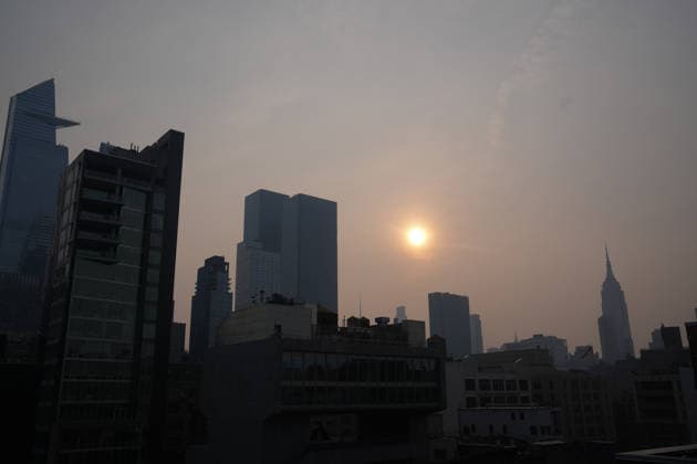 July 18, 2026, New York, New York, USA: The sun rises through the smoke from Canadian Wildfires over Manhattan on July 18, 2026 in New York. More than 200 wildfires are burning in Canada causing smoke to drift across the United States spiking the air quality index. New York USA - ZUMAb148 20260718_zap_b148_001 Copyright: xBryanxSmithx