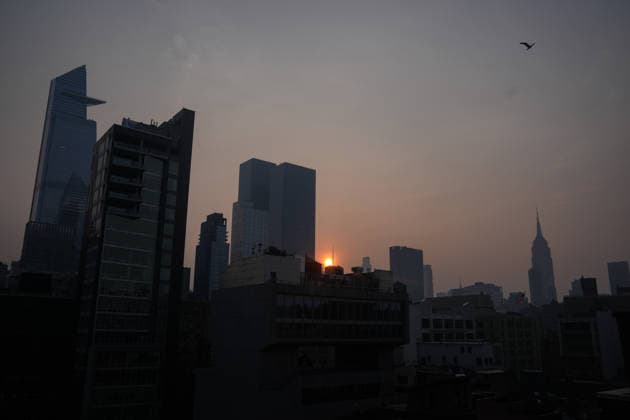 July 18, 2026, New York, New York, USA: The sun rises through the smoke from Canadian Wildfires over Manhattan on July 18, 2026 in New York. More than 200 wildfires are burning in Canada causing smoke to drift across the United States spiking the air quality index. New York USA - ZUMAb148 20260718_zap_b148_010 Copyright: xBryanxSmithx