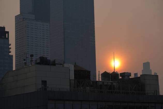 July 18, 2026, New York, New York, USA: The sun rises through the smoke from Canadian Wildfires over Manhattan on July 18, 2026 in New York. More than 200 wildfires are burning in Canada causing smoke to drift across the United States spiking the air quality index. New York USA - ZUMAb148 20260718_zap_b148_014 Copyright: xBryanxSmithx
