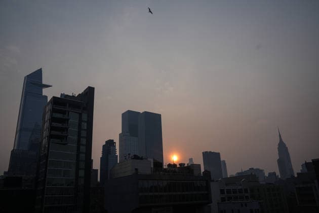 July 18, 2026, New York, New York, USA: The sun rises through the smoke from Canadian Wildfires over Manhattan on July 18, 2026 in New York. More than 200 wildfires are burning in Canada causing smoke to drift across the United States spiking the air quality index. New York USA - ZUMAb148 20260718_zap_b148_019 Copyright: xBryanxSmithx