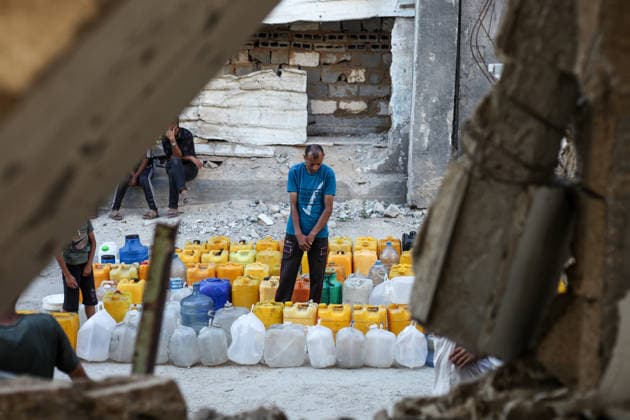 Displaced Palestinians queue for water amid worsening shortages in central Gaza Displaced Palestinians queue to collect water from a mobile water tanker in al-Bureij refugee camp, in the central Gaza Strip, on July 18, 2026. Residents wait for hours to secure their daily water supply as severe shortages of clean water and high summer temperatures continue to worsen living conditions amid the deepening humanitarian crisis. Photo by Moiz Salhi apaimages Nusairat Gaza Strip Palestinian Territory 180726_Bureij_MS_00(16) Copyright: xapaimagesxMoizxSalhixx xapaimagesx