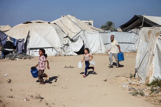 Displaced Palestinians queue for water amid worsening shortages in central Gaza Displaced Palestinians queue to collect water from a mobile water tanker in al-Bureij refugee camp, in the central Gaza Strip, on July 18, 2026. Residents wait for hours to secure their daily water supply as severe shortages of clean water and high summer temperatures continue to worsen living conditions amid the deepening humanitarian crisis. Photo by Moiz Salhi apaimages Nusairat Gaza Strip Palestinian Territory 180726_Bureij_MS_00(19) Copyright: xapaimagesxMoizxSalhixx xapaimagesx