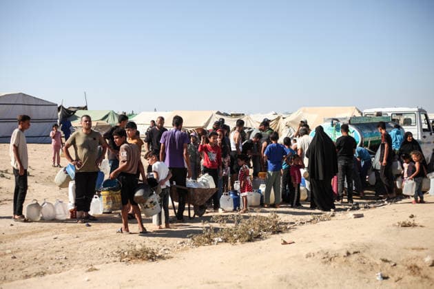 Displaced Palestinians queue for water amid worsening shortages in central Gaza Displaced Palestinians queue to collect water from a mobile water tanker in al-Bureij refugee camp, in the central Gaza Strip, on July 18, 2026. Residents wait for hours to secure their daily water supply as severe shortages of clean water and high summer temperatures continue to worsen living conditions amid the deepening humanitarian crisis. Photo by Moiz Salhi apaimages Nusairat Gaza Strip Palestinian Territory 180726_Bureij_MS_00(21) Copyright: xapaimagesxMoizxSalhixx xapaimagesx