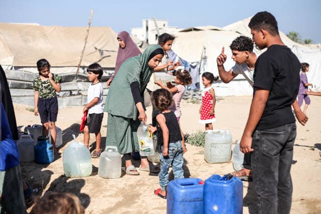 Displaced Palestinians queue for water amid worsening shortages in central Gaza Displaced Palestinians queue to collect water from a mobile water tanker in al-Bureij refugee camp, in the central Gaza Strip, on July 18, 2026. Residents wait for hours to secure their daily water supply as severe shortages of clean water and high summer temperatures continue to worsen living conditions amid the deepening humanitarian crisis. Photo by Moiz Salhi apaimages Nusairat Gaza Strip Palestinian Territory 180726_Bureij_MS_00(23) Copyright: xapaimagesxMoizxSalhixx xapaimagesx