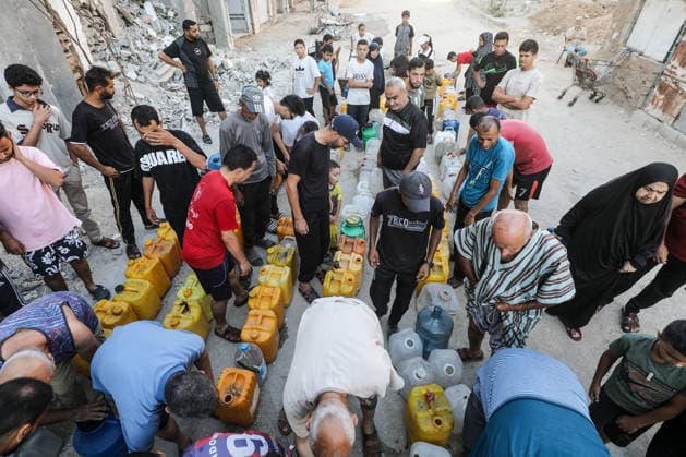 Displaced Palestinians queue for water amid worsening shortages in central Gaza Displaced Palestinians queue to collect water from a mobile water tanker in al-Bureij refugee camp, in the central Gaza Strip, on July 18, 2026. Residents wait for hours to secure their daily water supply as severe shortages of clean water and high summer temperatures continue to worsen living conditions amid the deepening humanitarian crisis. Photo by Moiz Salhi apaimages Nusairat Gaza Strip Palestinian Territory 180726_Bureij_MS_00(3) Copyright: xapaimagesxMoizxSalhixx xapaimagesx