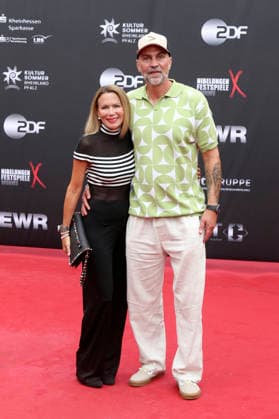 Tina Ries und Markus Babbel bei der Eröffnung der Nibelungen-Festspiele 2026 mit der Uraufführung des Stücks Die Hunnenkönigin auf der Open-Air-Bühne vor dem Wormser Dom. Worms, 17.07.2026 *** Tina Ries and Markus Babbel at the opening of the 2026 Nibelungen Festival, featuring the world premiere of the play *The Hun Queen* on the open-air stage in front of Worms Cathedral, Worms, July 17, 2026 Foto:xAgenturxWehnertx xGränzdörferx xFuturexImagex nibelungen_6821
