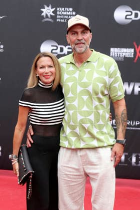 Tina Ries und Markus Babbel bei der Eröffnung der Nibelungen-Festspiele 2026 mit der Uraufführung des Stücks Die Hunnenkönigin auf der Open-Air-Bühne vor dem Wormser Dom. Worms, 17.07.2026 *** Tina Ries and Markus Babbel at the opening of the 2026 Nibelungen Festival, featuring the world premiere of the play *The Hun Queen* on the open-air stage in front of Worms Cathedral, Worms, July 17, 2026 Foto:xAgenturxWehnertx xGränzdörferx xFuturexImagex nibelungen_6823