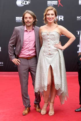 Mara Bergmann mit Ehemann Alexander Hoffmann bei der Eröffnung der Nibelungen-Festspiele 2026 mit der Uraufführung des Stücks Die Hunnenkönigin auf der Open-Air-Bühne vor dem Wormser Dom. Worms, 17.07.2026 *** Mara Bergmann with her husband Alexander Hoffmann at the opening of the 2026 Nibelungen Festival, featuring the world premiere of the play *Die Hunnenkönigin* on the open-air stage in front of Worms Cathedral, Worms, July 17, 2026 Foto:xAgenturxWehnertx xGränzdörferx xFuturexImagex nibelungen_6828