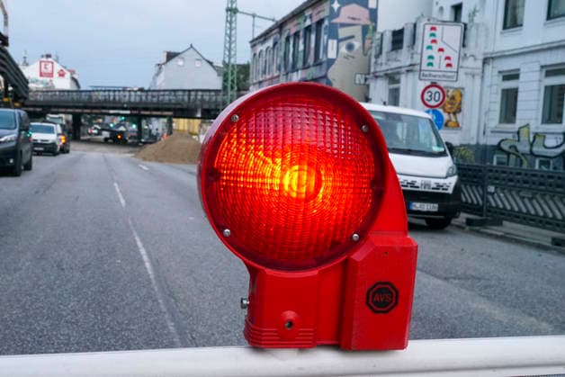 CNTV STERNBRUECKE- Baustelle Sternbrücke - Die alte Brücke wird demontiert und die neue wird zum Transport vorbereitet. Hamburg 18.06.2026 Zuerst werden jetzt die Gleisanlagen auf der Sternbrücke demontiert. Der eigentliche Abriss der Brücke erfolgt vermutlicherweise erst um den 23 und 24 Juli. Hamburg Deutschland *** CNTV STERNBRUECKE Sternbrücke Construction Site The old bridge is being dismantled and the new one is being prepared for transport Hamburg, June 18, 2026 First, the tracks on the Sternbrücke are being dismantled. The actual demolition of the bridge will likely not take place until around July 23 and 24 July in Hamburg, Germany