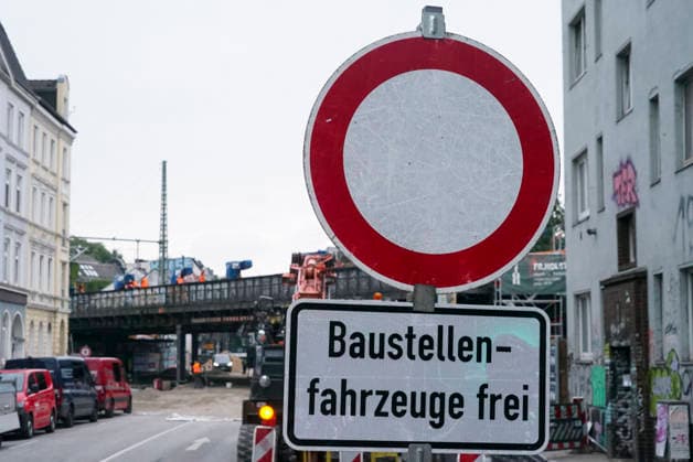 CNTV STERNBRUECKE- Baustelle Sternbrücke - Die alte Brücke wird demontiert und die neue wird zum Transport vorbereitet. Hamburg 18.06.2026 Zuerst werden jetzt die Gleisanlagen auf der Sternbrücke demontiert. Der eigentliche Abriss der Brücke erfolgt vermutlicherweise erst um den 23 und 24 Juli. Hamburg Deutschland *** CNTV STERNBRUECKE Sternbrücke Construction Site The old bridge is being dismantled and the new one is being prepared for transport Hamburg, June 18, 2026 First, the tracks on the Sternbrücke are being dismantled. The actual demolition of the bridge will likely not take place until around July 23 and 24 July in Hamburg, Germany