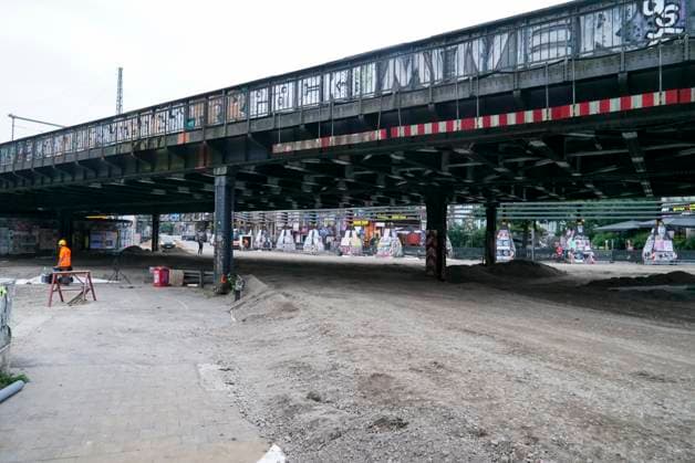 CNTV STERNBRUECKE- Baustelle Sternbrücke - Die alte Brücke wird demontiert und die neue wird zum Transport vorbereitet. Hamburg 18.06.2026 Zuerst werden jetzt die Gleisanlagen auf der Sternbrücke demontiert. Der eigentliche Abriss der Brücke erfolgt vermutlicherweise erst um den 23 und 24 Juli. Hamburg Deutschland *** CNTV STERNBRUECKE Sternbrücke Construction Site The old bridge is being dismantled and the new one is being prepared for transport Hamburg, June 18, 2026 First, the tracks on the Sternbrücke are being dismantled. The actual demolition of the bridge will likely not take place until around July 23 and 24 July in Hamburg, Germany