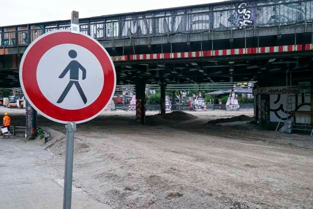 CNTV STERNBRUECKE- Baustelle Sternbrücke - Die alte Brücke wird demontiert und die neue wird zum Transport vorbereitet. Hamburg 18.06.2026 Zuerst werden jetzt die Gleisanlagen auf der Sternbrücke demontiert. Der eigentliche Abriss der Brücke erfolgt vermutlicherweise erst um den 23 und 24 Juli. Hamburg Deutschland *** CNTV STERNBRUECKE Sternbrücke Construction Site The old bridge is being dismantled and the new one is being prepared for transport Hamburg, June 18, 2026 First, the tracks on the Sternbrücke are being dismantled. The actual demolition of the bridge will likely not take place until around July 23 and 24 July in Hamburg, Germany