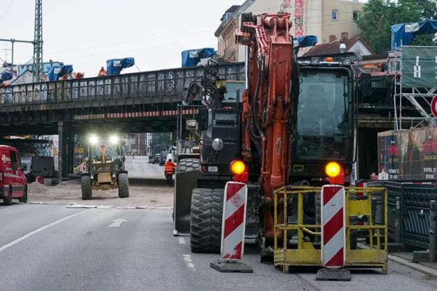 CNTV STERNBRUECKE- Baustelle Sternbrücke - Die alte Brücke wird demontiert und die neue wird zum Transport vorbereitet. Hamburg 18.06.2026 Zuerst werden jetzt die Gleisanlagen auf der Sternbrücke demontiert. Der eigentliche Abriss der Brücke erfolgt vermutlicherweise erst um den 23 und 24 Juli. Hamburg Deutschland *** CNTV STERNBRUECKE Sternbrücke Construction Site The old bridge is being dismantled and the new one is being prepared for transport Hamburg, June 18, 2026 First, the tracks on the Sternbrücke are being dismantled. The actual demolition of the bridge will likely not take place until around July 23 and 24 July in Hamburg, Germany