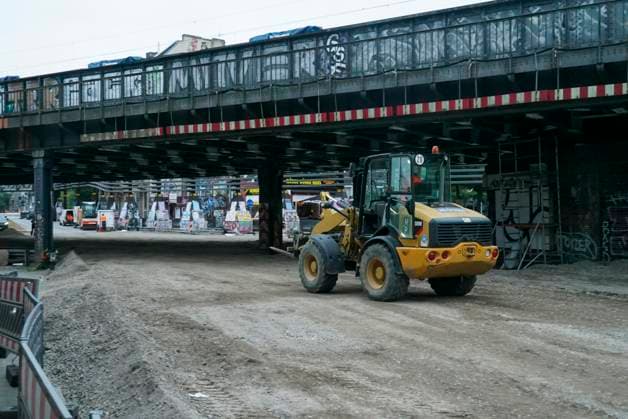 CNTV STERNBRUECKE- Baustelle Sternbrücke - Die alte Brücke wird demontiert und die neue wird zum Transport vorbereitet. Hamburg 18.06.2026 Zuerst werden jetzt die Gleisanlagen auf der Sternbrücke demontiert. Der eigentliche Abriss der Brücke erfolgt vermutlicherweise erst um den 23 und 24 Juli. Hamburg Deutschland *** CNTV STERNBRUECKE Sternbrücke Construction Site The old bridge is being dismantled and the new one is being prepared for transport Hamburg, June 18, 2026 First, the tracks on the Sternbrücke are being dismantled. The actual demolition of the bridge will likely not take place until around July 23 and 24 July in Hamburg, Germany