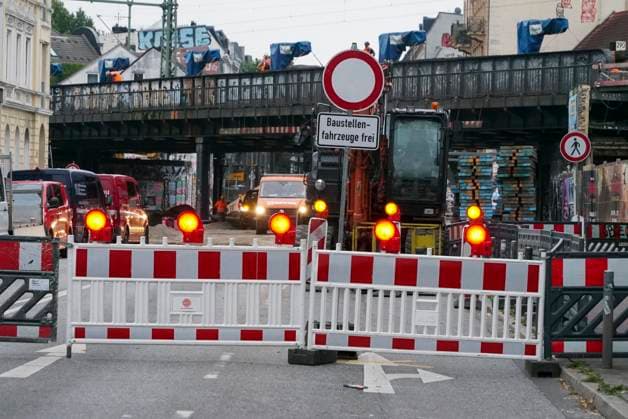 CNTV STERNBRUECKE- Baustelle Sternbrücke - Die alte Brücke wird demontiert und die neue wird zum Transport vorbereitet. Hamburg 18.06.2026 Zuerst werden jetzt die Gleisanlagen auf der Sternbrücke demontiert. Der eigentliche Abriss der Brücke erfolgt vermutlicherweise erst um den 23 und 24 Juli. Hamburg Deutschland *** CNTV STERNBRUECKE Sternbrücke Construction Site The old bridge is being dismantled and the new one is being prepared for transport Hamburg, June 18, 2026 First, the tracks on the Sternbrücke are being dismantled. The actual demolition of the bridge is expected to take place around July 23 and 24 July in Hamburg, Germany
