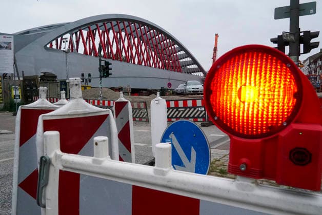 CNTV STERNBRUECKE- Baustelle Sternbrücke - Die alte Brücke wird demontiert und die neue wird zum Transport vorbereitet. Hamburg 18.06.2026Der eigentliche Abriss der Brücke erfolgt vermutlicherweise erst um den 23 und 24 Juli.Gleichzeitig laufen die Vorbereitungen für den Transport und Einhub der neuen Brücke. Hamburg Deutschland *** CNTV STERNBRUECKE Sternbrücke Construction Site: The old bridge is being dismantled and the new one is being prepared for transport. Hamburg, June 18, 2026. The actual demolition of the bridge is expected to take place around July 23 and 24. At the same time, preparations are underway for the transport and hoisting the new bridge. Hamburg, Germany