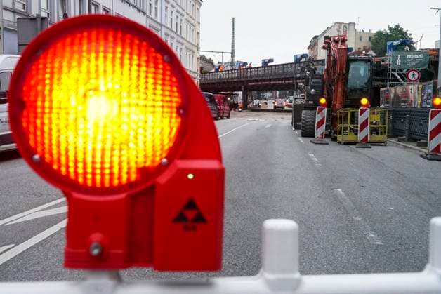 CNTV STERNBRUECKE- Baustelle Sternbrücke - Die alte Brücke wird demontiert und die neue wird zum Transport vorbereitet. Hamburg 18.06.2026 Zuerst werden jetzt die Gleisanlagen auf der Sternbrücke demontiert. Der eigentliche Abriss der Brücke erfolgt vermutlicherweise erst um den 23 und 24 Juli. Hamburg Deutschland *** CNTV STERNBRUECKE Sternbrücke Construction Site The old bridge is being dismantled and the new one is being prepared for transport Hamburg, June 18, 2026 First, the tracks on the Sternbrücke are being dismantled. The actual demolition of the bridge is expected to take place around July 23 and 24 July in Hamburg, Germany