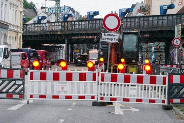 CNTV STERNBRUECKE- Baustelle Sternbrücke - Die alte Brücke wird demontiert und die neue wird zum Transport vorbereitet. Hamburg 18.06.2026 Zuerst werden jetzt die Gleisanlagen auf der Sternbrücke demontiert. Der eigentliche Abriss der Brücke erfolgt vermutlicherweise erst um den 23 und 24 Juli. Hamburg Deutschland *** CNTV STERNBRUECKE Sternbrücke Construction Site The old bridge is being dismantled and the new one is being prepared for transport Hamburg, June 18, 2026 First, the tracks on the Sternbrücke are being dismantled. The actual demolition of the bridge is expected to take place around July 23 and 24 July in Hamburg, Germany