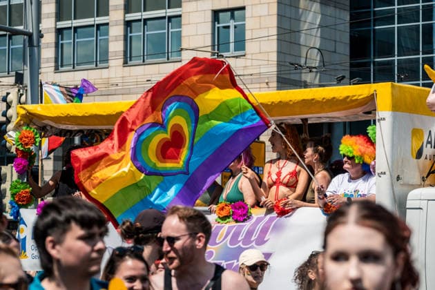 Mehr als 20.000 Menschen beteiligen sich am Demonstrationszug des Christopher Street Day (CSD) 2026 durch die Leipziger Innenstadt. Mit der Veranstaltung setzen die Teilnehmenden ein Zeichen für Vielfalt, Gleichberechtigung sowie die Rechte von LGBTQIA+-Menschen. Leipzig, Sachsen, Deutschland, CSD Leipzig 2026 *** More than 20,000 people are taking part in the Christopher Street Day (CSD) 2026 parade through downtown Leipzig. Through this event, participants are standing up for diversity, equality, and the rights of LGBTQIA people. Leipzig, Saxony, Germany, CSD Leipzig 2026