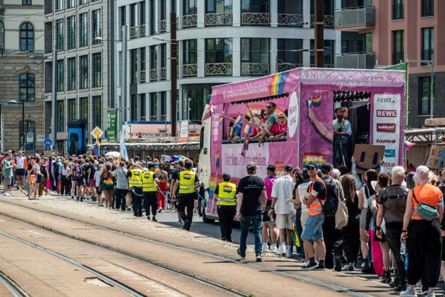 Mehr als 20.000 Menschen beteiligen sich am Demonstrationszug des Christopher Street Day (CSD) 2026 durch die Leipziger Innenstadt. Mit der Veranstaltung setzen die Teilnehmenden ein Zeichen für Vielfalt, Gleichberechtigung sowie die Rechte von LGBTQIA+-Menschen. Leipzig, Sachsen, Deutschland, CSD Leipzig 2026 *** More than 20,000 people are taking part in the Christopher Street Day (CSD) 2026 parade through downtown Leipzig. Through this event, participants are standing up for diversity, equality, and the rights of LGBTQIA people. Leipzig, Saxony, Germany, CSD Leipzig 2026