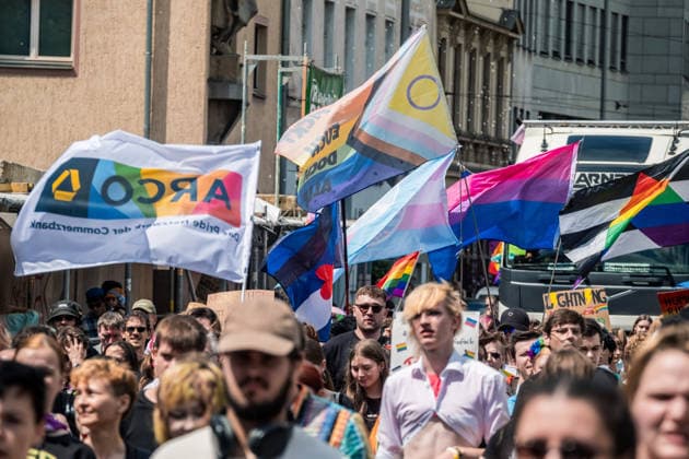 Mehr als 20.000 Menschen beteiligen sich am Demonstrationszug des Christopher Street Day (CSD) 2026 durch die Leipziger Innenstadt. Mit der Veranstaltung setzen die Teilnehmenden ein Zeichen für Vielfalt, Gleichberechtigung sowie die Rechte von LGBTQIA+-Menschen. Leipzig, Sachsen, Deutschland, CSD Leipzig 2026 *** More than 20,000 people are taking part in the Christopher Street Day (CSD) 2026 parade through downtown Leipzig. Through this event, participants are standing up for diversity, equality, and the rights of LGBTQIA people. Leipzig, Saxony, Germany, CSD Leipzig 2026