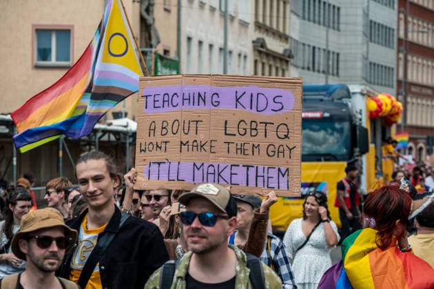 Mehr als 20.000 Menschen beteiligen sich am Demonstrationszug des Christopher Street Day (CSD) 2026 durch die Leipziger Innenstadt. Mit der Veranstaltung setzen die Teilnehmenden ein Zeichen für Vielfalt, Gleichberechtigung sowie die Rechte von LGBTQIA+-Menschen. Leipzig, Sachsen, Deutschland, CSD Leipzig 2026 *** More than 20,000 people are taking part in the Christopher Street Day (CSD) 2026 parade through downtown Leipzig. Through this event, participants are standing up for diversity, equality, and the rights of LGBTQIA people. Leipzig, Saxony, Germany, CSD Leipzig 2026