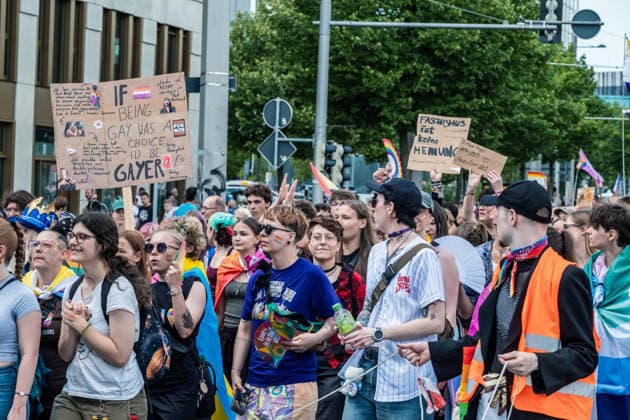 Mehr als 20.000 Menschen beteiligen sich am Demonstrationszug des Christopher Street Day (CSD) 2026 durch die Leipziger Innenstadt. Mit der Veranstaltung setzen die Teilnehmenden ein Zeichen für Vielfalt, Gleichberechtigung sowie die Rechte von LGBTQIA+-Menschen. Leipzig, Sachsen, Deutschland, CSD Leipzig 2026 *** More than 20,000 people are taking part in the Christopher Street Day (CSD) 2026 parade through downtown Leipzig. Through this event, participants are standing up for diversity, equality, and the rights of LGBTQIA people. Leipzig, Saxony, Germany, CSD Leipzig 2026